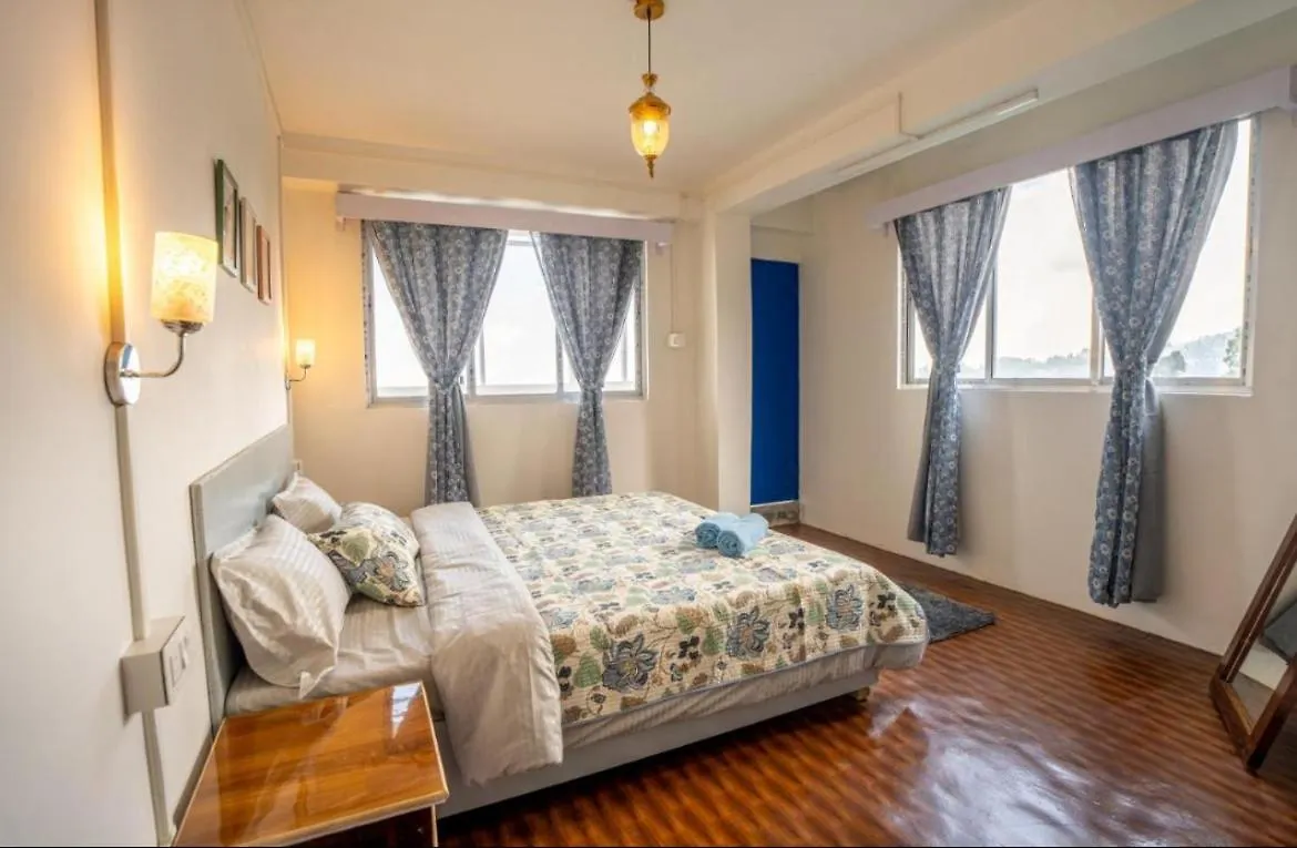 Hotel Urban Zip - Near Taj Mahal - Family Affordable Stay Agra