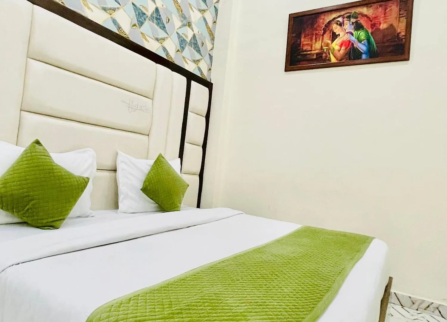 Hotel Urban Zip - Near Taj Mahal - Family Affordable Stay Agra