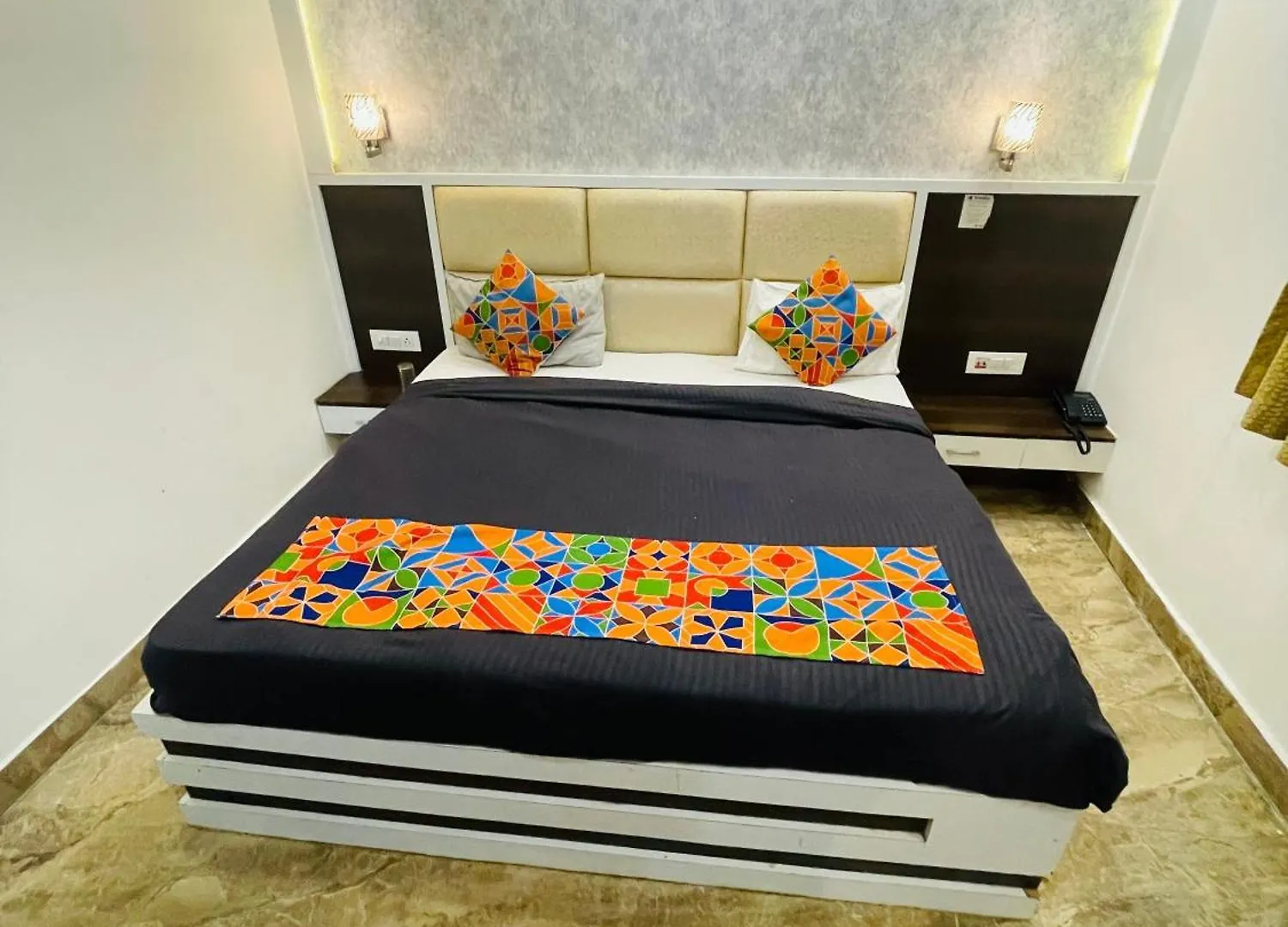 Hotel Urban Zip - Near Taj Mahal - Family Affordable Stay Agra