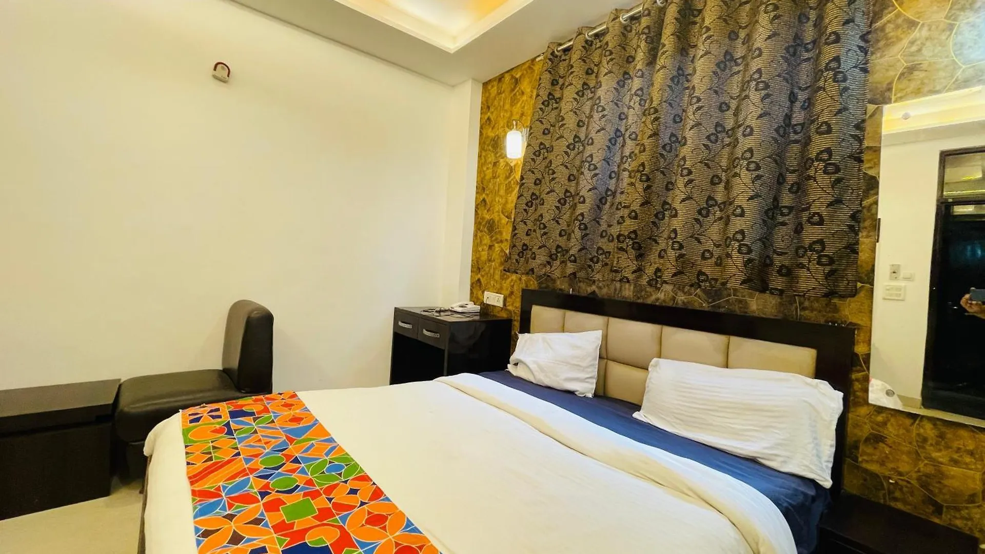 Hotel Urban Zip - Near Taj Mahal - Family Affordable Stay Agra