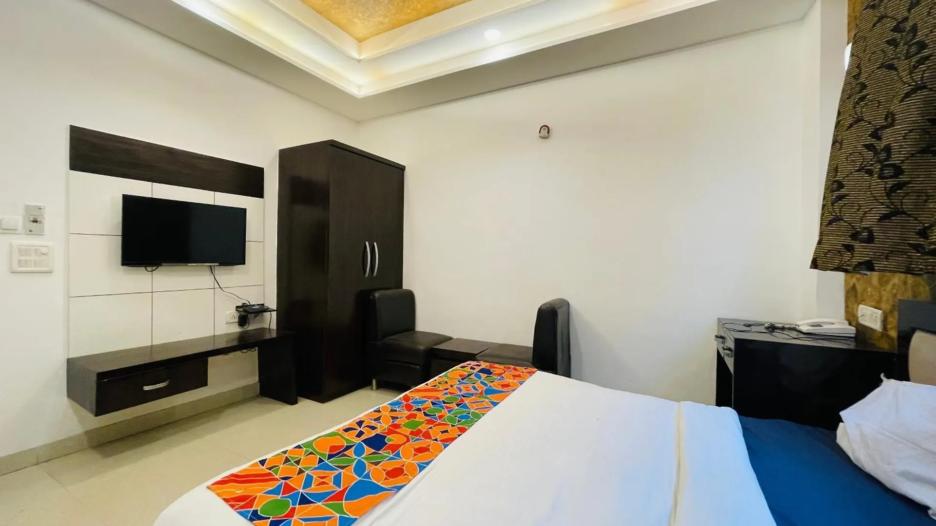 Hotel Urban Zip - Near Taj Mahal - Family Affordable Stay Agra  India