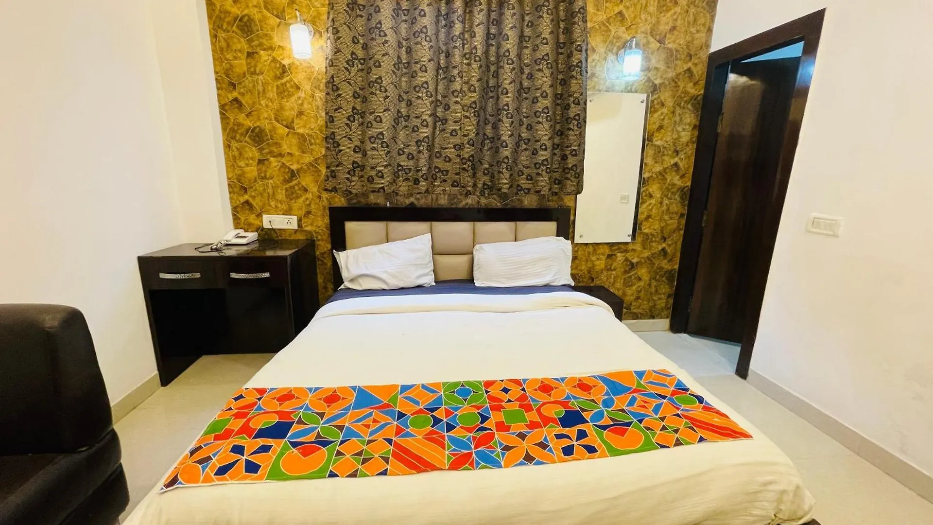 Hotel Urban Zip - Near Taj Mahal - Family Affordable Stay Agra