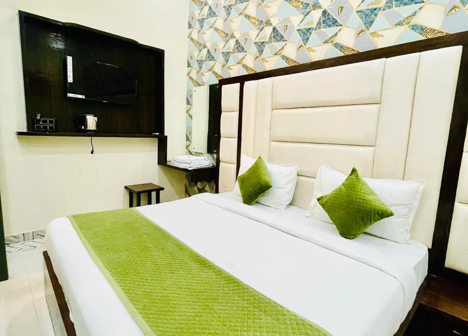 ***  Hotel Urban Zip - Near Taj Mahal - Family Affordable Stay Agra  India