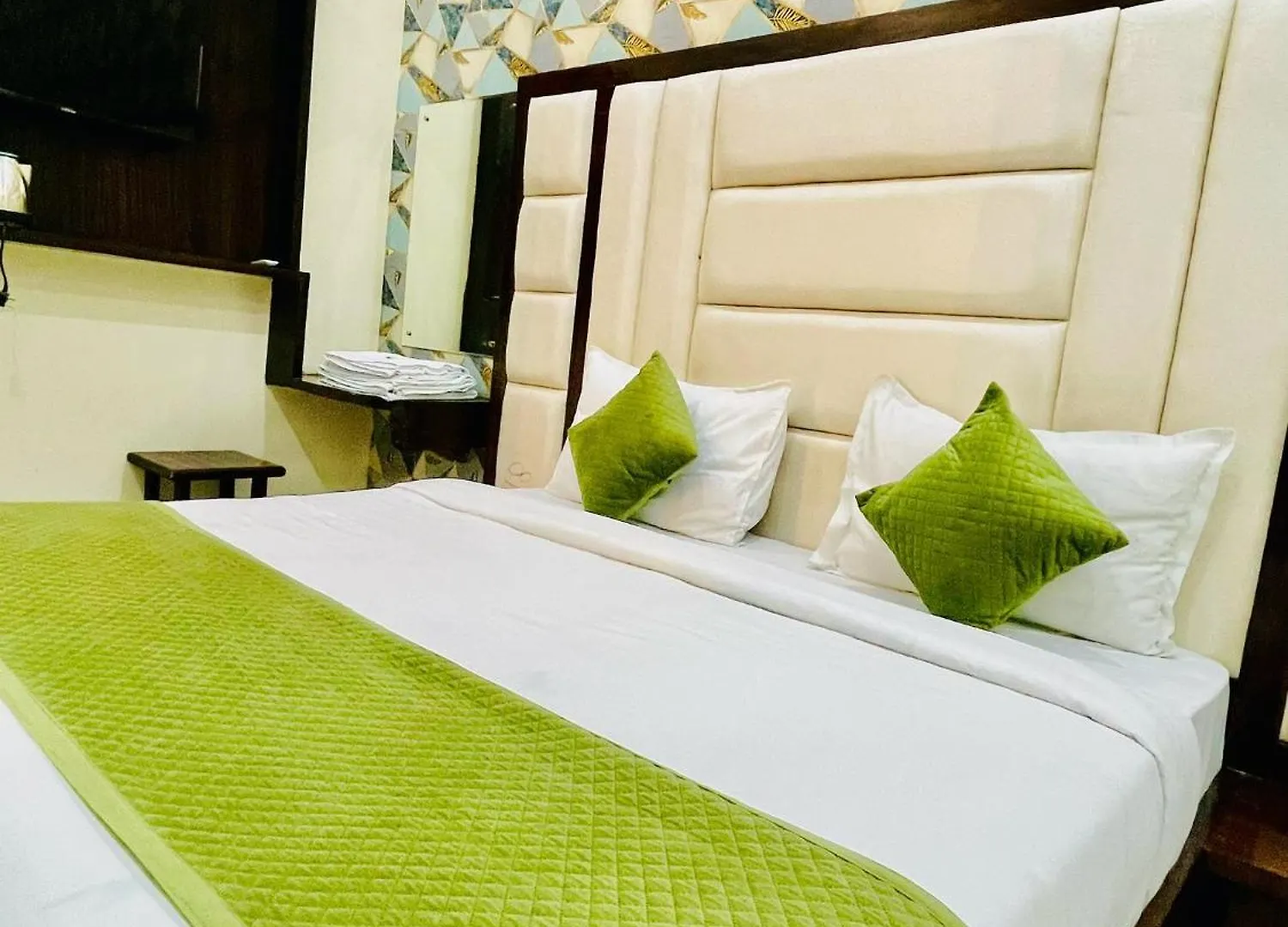 Hotel Urban Zip - Near Taj Mahal - Family Affordable Stay Agra