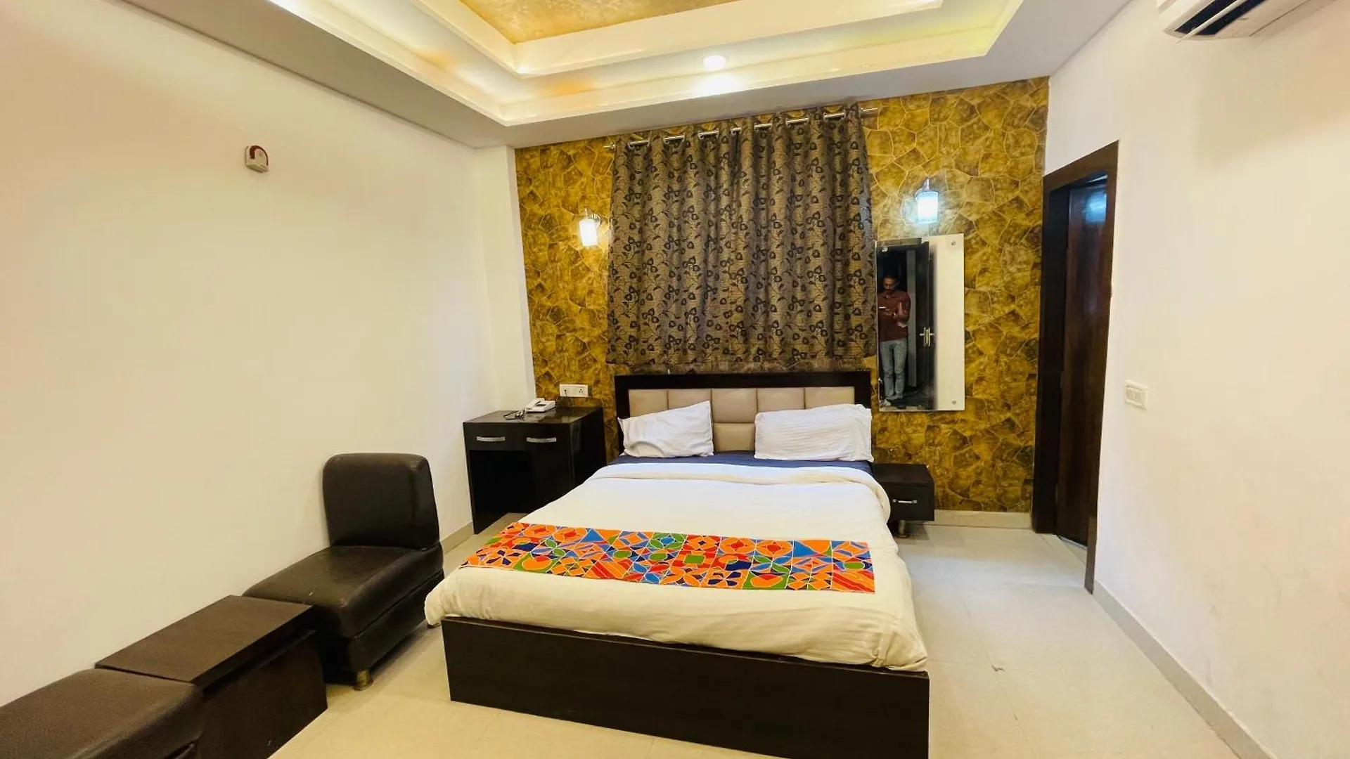 ***  Hotel Urban Zip - Near Taj Mahal - Family Affordable Stay Agra  India