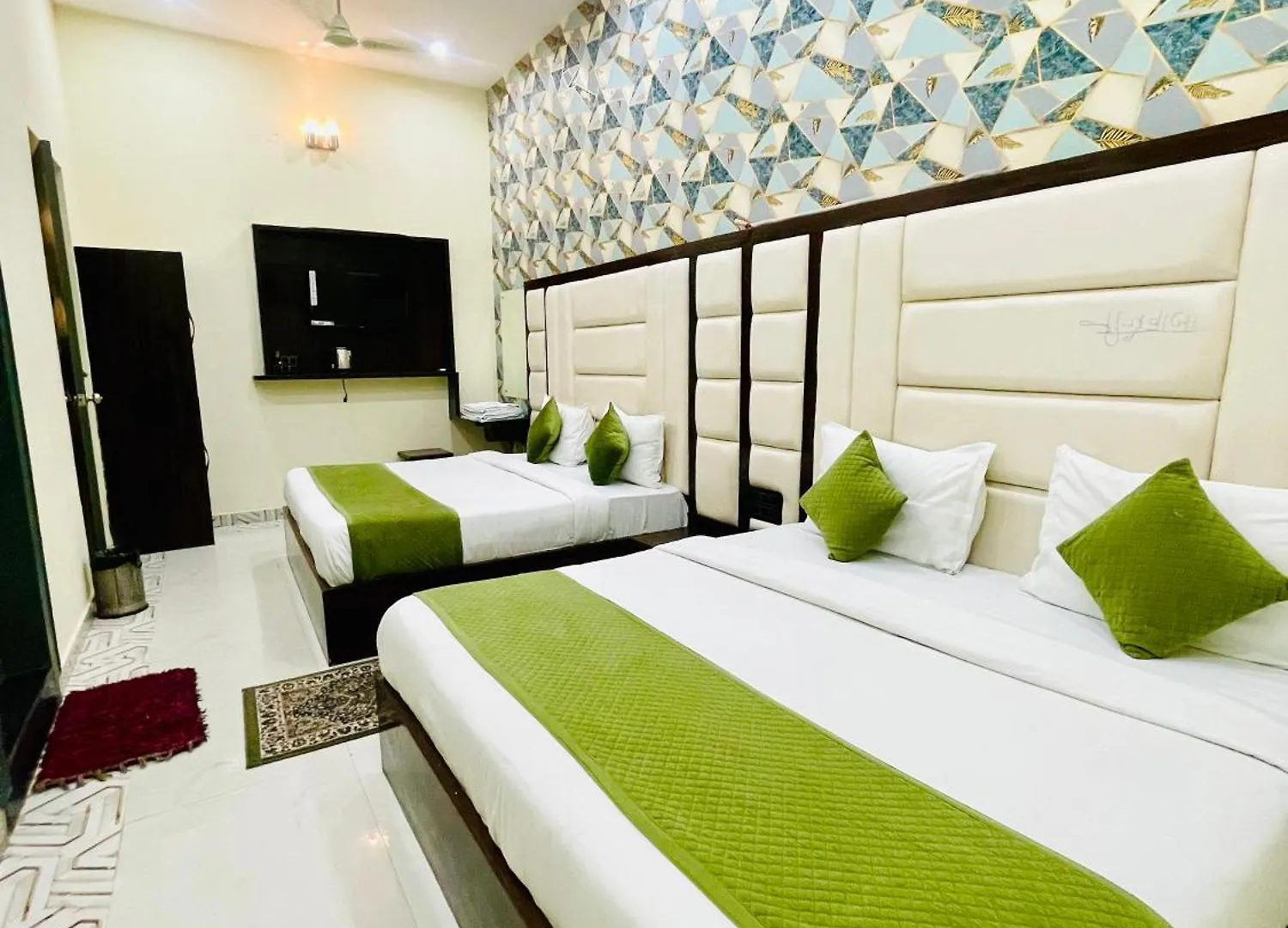 Hotel Urban Zip - Near Taj Mahal - Family Affordable Stay Agra  3*, Agra (Uttar Pradesh)