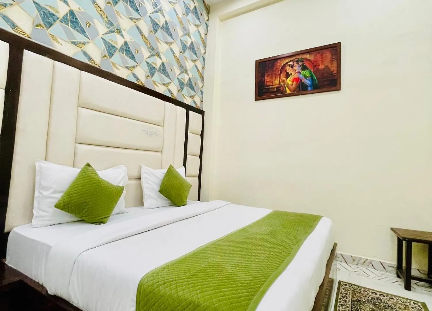 Hotel Urban Zip - Near Taj Mahal - Family Affordable Stay Agra