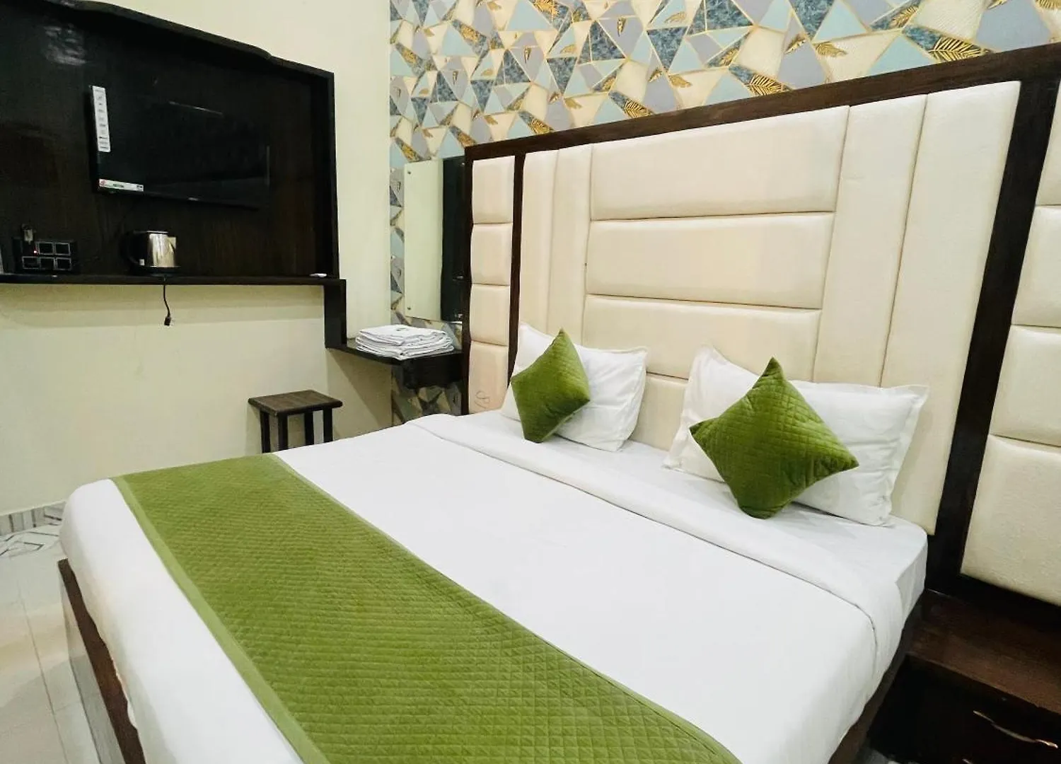 Hotel Urban Zip - Near Taj Mahal - Family Affordable Stay Agra