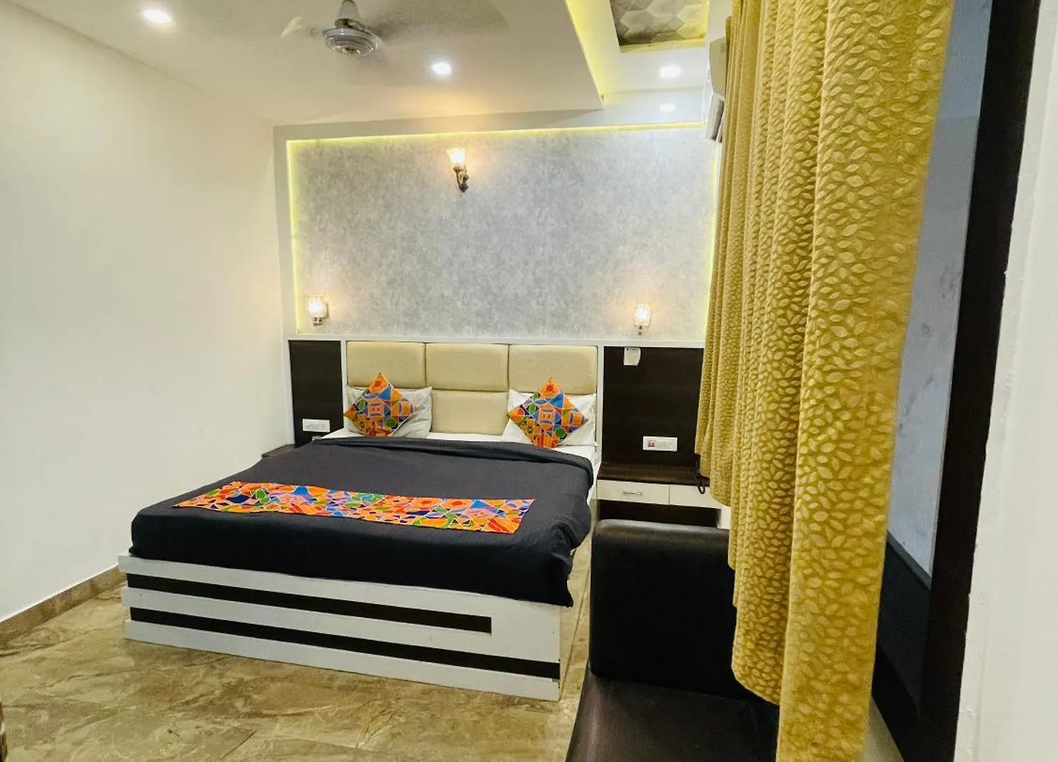 Hotel Urban Zip - Near Taj Mahal - Family Affordable Stay Agra