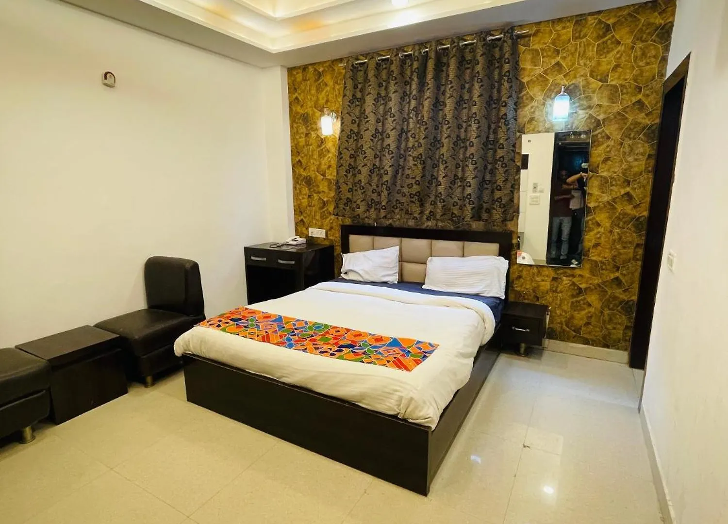Hotel Urban Zip - Near Taj Mahal - Family Affordable Stay Agra