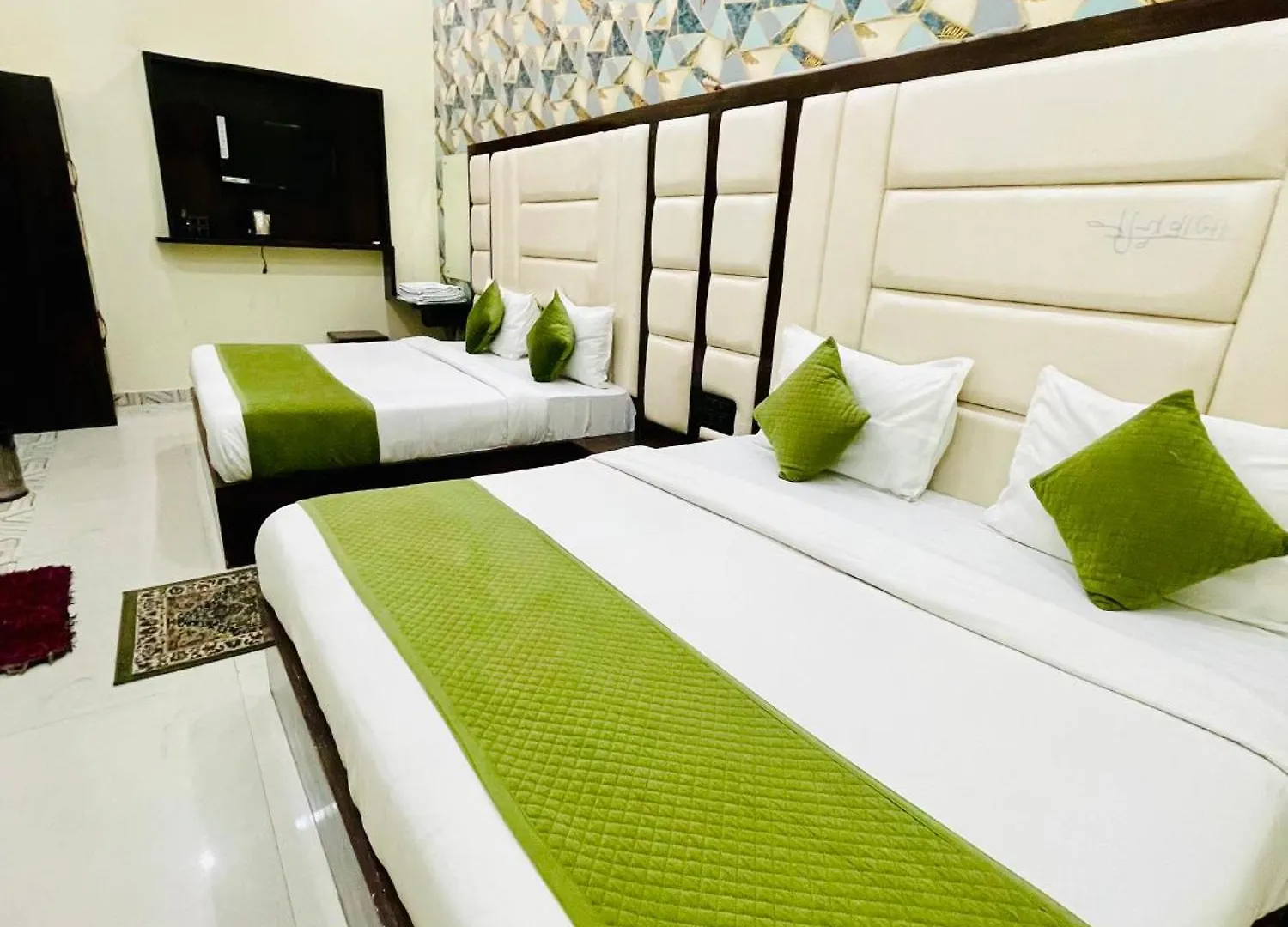 Hotel Urban Zip - Near Taj Mahal - Family Affordable Stay Agra