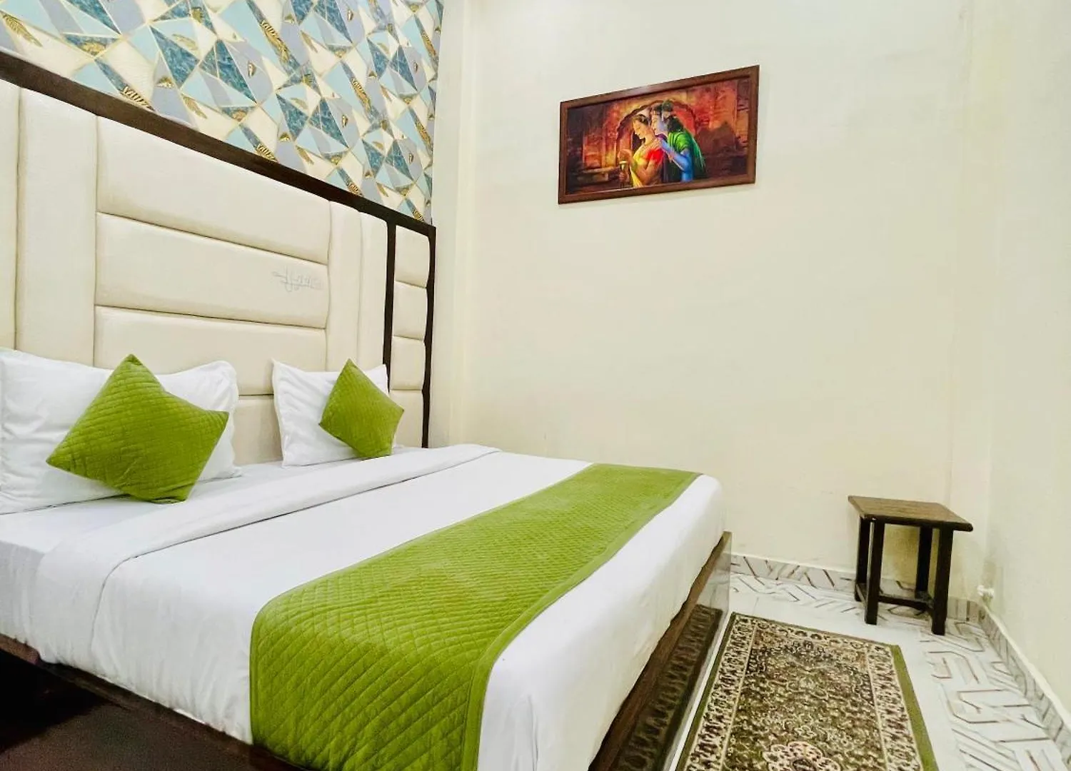 Hotel Urban Zip - Near Taj Mahal - Family Affordable Stay Agra